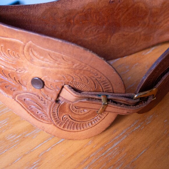 Vintage thick tooled leather belt 23"-25" - Picture 3 of 5